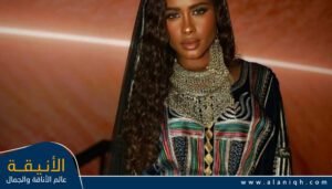 داليا مبارك بعباية سوداء مطرزة بألوان زاهية