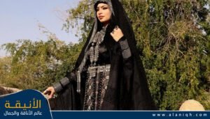 منى الشيخ بعباءة سوداء مطرزة بالفضي