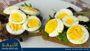 التوست الكامل مع الأفوكادو والبيض المسلوق