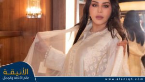 أحلام بمكياج ترابي ناعم وتسريحة الشعر الويفي المنسدل