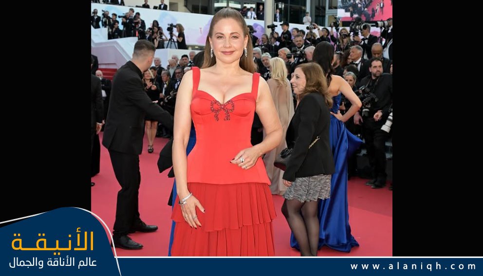 ريا تتألق بالأحمر الساحر والمتوهج