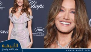 كارلا بروني تتألق بإطلالة جريئة وبراقة