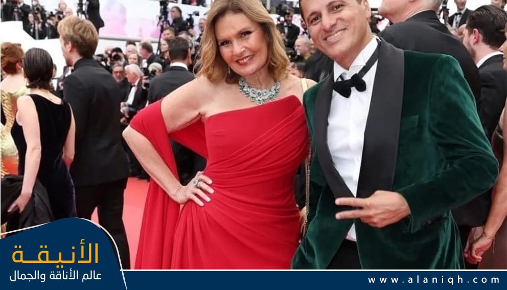 يسرا تشعّ حضورًا بالأحمر الملكي