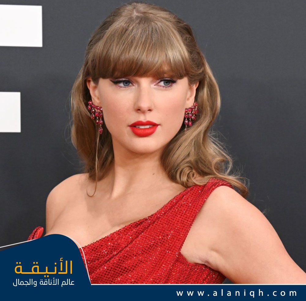 تايلور سويفت بإطلالة ذهبية مشرقة
