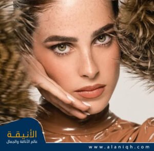 فاطمة بوش بمكياج ترابي دافئ مع تسريحة الكعكة العالية