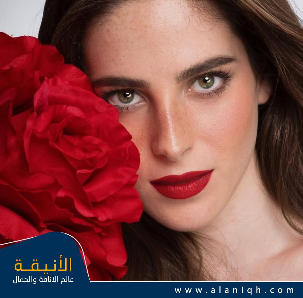 فاطمة بوش بمكياج عيون ناعم وأحمر شفاه أحمر