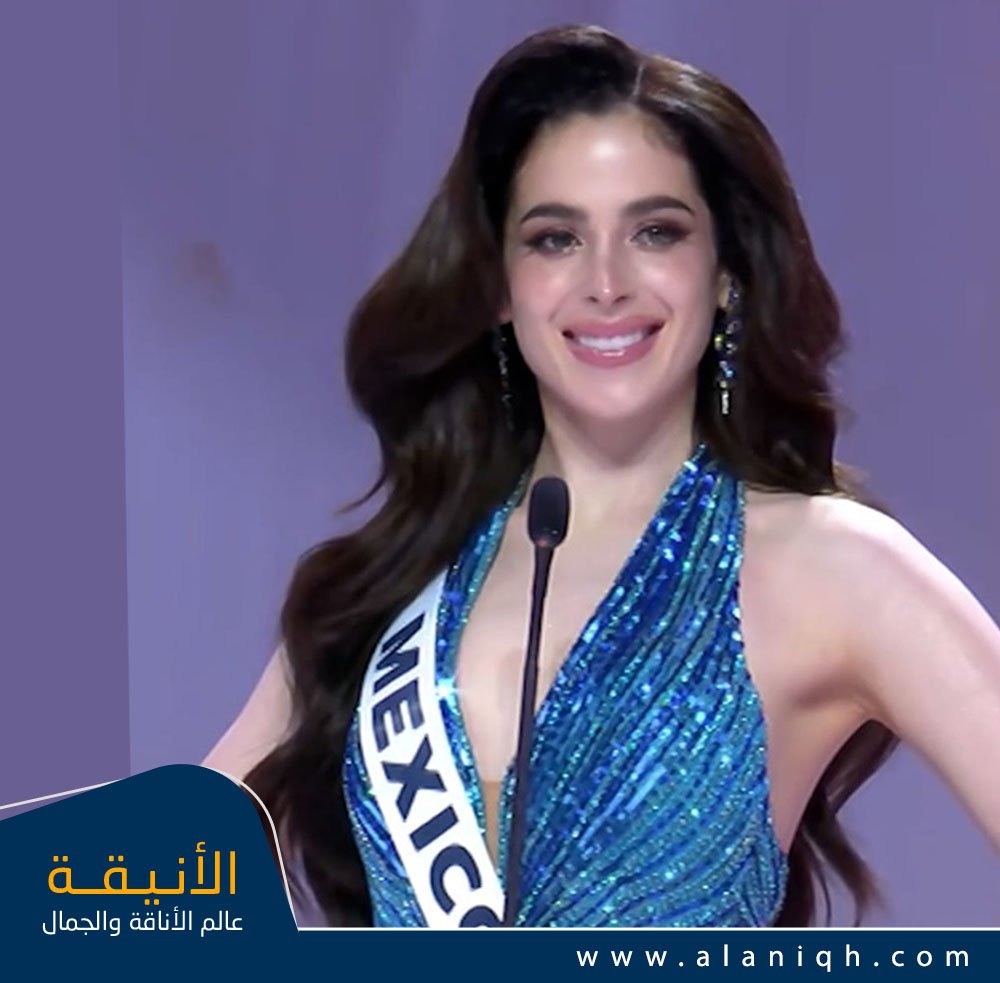 ملكة جمال الكون بفستان أزرق وشعر ويفي