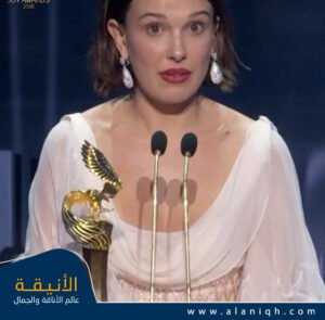 إطلالة روبي ويليامز المتناغمة مع الاستعراض الحماسي