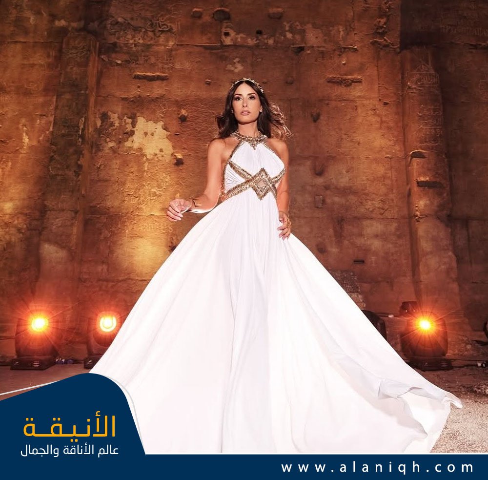 هبة طوجي تتألق باللون الأبيض والذهبي